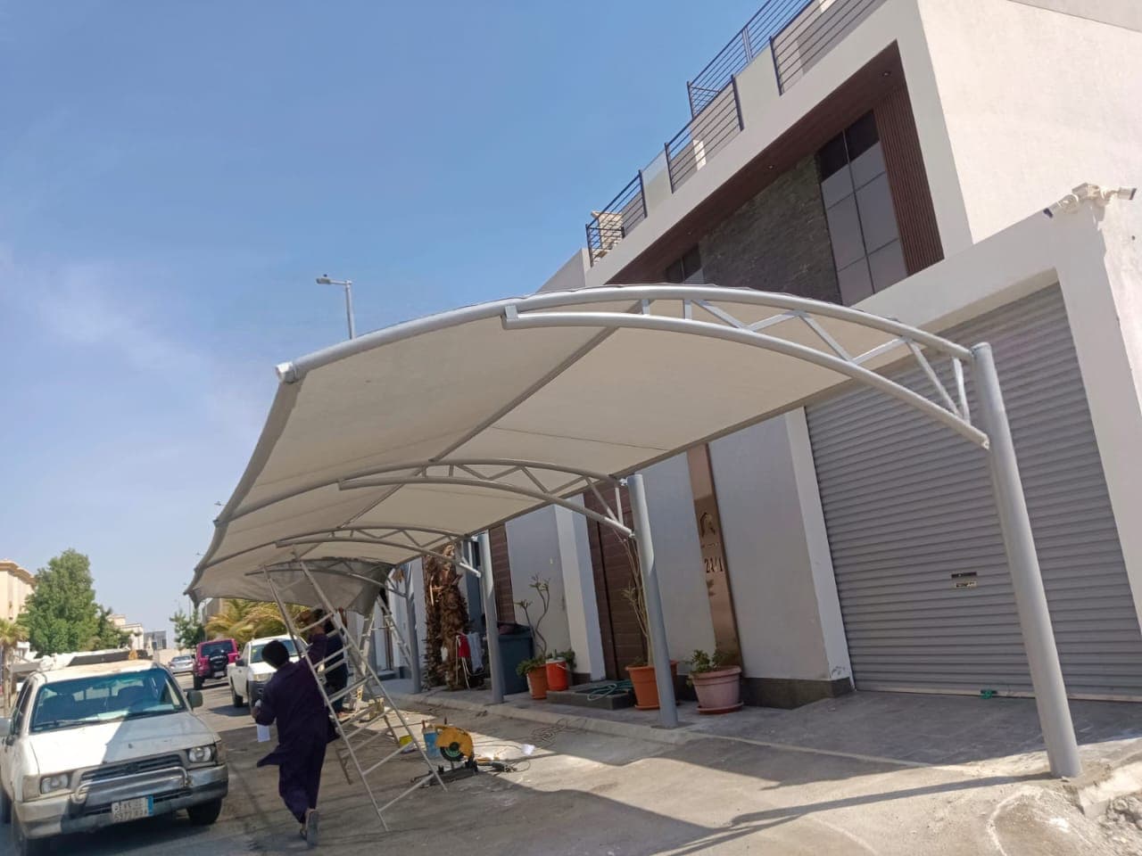 مشروع مظلات مواقف سيارات لمجمع سكني في حي السلامة