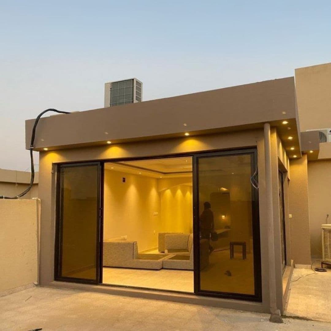 مشروع مجلس خارجي زجاجي مودرن في حي الشاطئ
