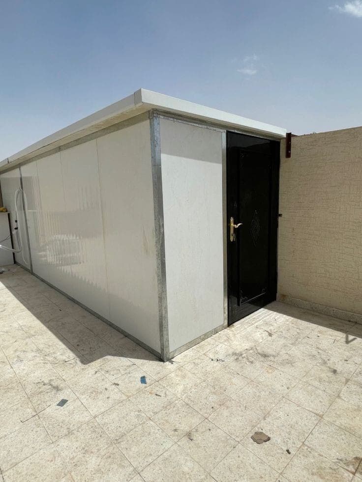 مشروع غرفة جاهزة ساندوتش بانل لموقع تشغيلي في حي الخمرة